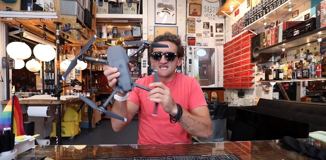 Casey Neistat con su DJI Mavic Pro, su dron favorito usado en sus vlogs diarios para tomas aéreas de Nueva York
