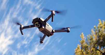 Dron DJI Mavic Pro volando con un fondo de cielo azul